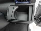カップホルダーは運転席や助手席からちょうど手の届く位置です!!