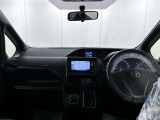 落ち着いたカラーの内装で、ゆったりと運転したい方に。