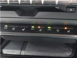 ステアリングヒーターやシートヒーターが装備され、快適なドライビングをサポートします。