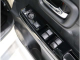 ドア内側、手の届きやすい位置にドアガラスの開閉スイッチ(パワーウインドウ)があります。運転席にはいたずら防止のためのロック付!