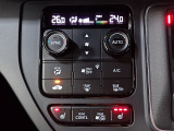 運転席からも手が届きやすく、操作しやすい空調コントロールパネル。オートエアコンなので操作の煩わしさが無くオールシーズン快適にドライブできます。快適空間で運転に集中できますね。