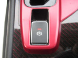 電動パーキングブレーキ&オートブレーキホールド。信号待ち等の停車時に自動的にブレーキ力が保持される機能です。パーキングブレーキはPスイッチを引き上げる事で作動します。