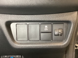 ハンドルの右側にはヘッドライトレベライザーとVSA(ABS+TCS+横滑り抑制)の解除スイッチがついています。ヘッドライトレベライザーは道路状況や積荷の加重に応じてライトの高さを調節できます。