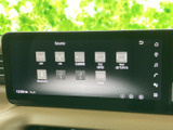多様なソースに対応し、お好みの音楽やラジオを楽しめます。高画質ディスプレイが、コンテンツを鮮やかに映し出し、車内時間をより豊かにします。