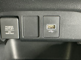 USB入力端子ついてます。USBメモリを接続して音楽ファイル、画像ファイル、動画ファイルなどをナビ画面で楽しめます ※一部のディスプレイオーディオ、CDチューナーの場合は音楽ファイルのみとなります