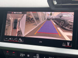 ●360度カメラ『車両の4つのカメラから得た映像を合成し、上空から眺めているような映像をモニターに映し出します。車両周辺の歩行者や障害物などの発見に役立ちます。』