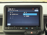 ラジオやCD、Bluetooth接続など、多彩な音源に対応。お気に入りの音楽を車内で楽しめます。長距離ドライブも快適に過ごせるでしょう。