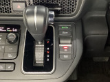 CVT車のセレクトレバーです。低速から高速まで、変速ショックのないスムーズな走りと、エンジン効率のよい領域を維持して燃費にも貢献します。サイドブレーキはスイッチ操作の電子制御パーキングブレーキです。