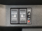 リアドアは乗り降りに便利な両側電動スライドドアです。また運転席に座っていながらスイッチ操作で自在にスライドドアを開け閉めできます。