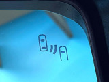 【ブラインドスポットモニター】走行中、ドアミラーの死角になりやすい箇所に後続車が接近するとサイドミラーのレンズに警告を表示!ドライバーに注意喚起をしてくれます。