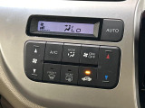 【オートエアコン】一度お好みの温度に設定すれば、車内の温度を検知し風量や温度を自動で調整。暑い&hellip;寒い&hellip;と何度もスイッチ操作をする必要はありません。快適な車内空間には必須の機能ですね♪
