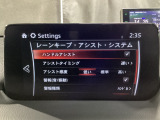カメラが車線を認識してはみ出しそうになるとステアリングアシストが介入するレーン・キープ・アシストシステムを装備しております。お好みで作動・非作動の設定も可能です。