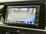 バック時の安全性を高めるリアカメラを搭載。狭い道でも安心のガイド表示で、スムーズな駐車操作をサポートします。視認性も良好です。