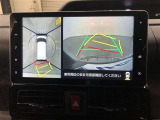 《パノラマモニター》車両の前後左右に搭載した4つのカメラにより、クルマを真上から見ているような映像を表示。運転席から確認しづらい車両周辺の状況の把握が可能です。