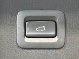【パワーバックドア】スマートキーや運転席のボタンを押すだけでリアゲートが自動で開閉します!荷物を持っている時や、高い位置にあるバックドアを閉める際に便利な機能です♪