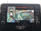 全周囲の画像が表示されます。 運転席から見づらい個所なども、上空から見たような映像で確認できます。  映像の切替もでき、後方確認だけでなく大変便利な機能です。