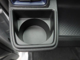 カップホルダーは運転席や助手席からちょうど手の届く位置です!!
