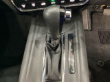 CVT車のセレクトレバーです。低速から高速まで、変速ショックのないスムーズな走りと、エンジン効率のよい領域を維持して燃費にも貢献します。