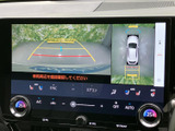 後方視界モニターは、駐車時の安全性を高め、狭い場所でもガイドライン表示によりスムーズな運転操作をサポートします。