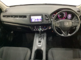車内は光触媒抗菌消臭施工済です。インパネ周りはスタイリッシュなデザインです。グローブボックスやカップホルダーのほかにトレーなどたくさんの収納スペースが付いています。
