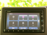 お気に入りの音楽を車内で手軽に楽しめます。高音質でクリアなサウンドが、快適な移動時間を演出。様々なソースに対応し、飽きさせません。