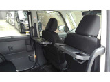 シートバックテーブルも装備