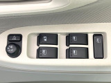 【電動格納ミラー】サイドミラーは電動格納式となっており、狭い駐車場でもキズがつくリスクを抑えられます。