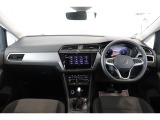 運転席助手席です。安全装備をオプションで追加するのは日本的発想。フォルクスワーゲン車はサイドエアバッグを全車標準で装備しております。