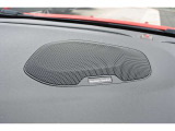 ハーマンカードンのHi-Fiスペシャリストと共に、モデル別に開発・設計された専用チューニングが臨場感溢れる音響空間を実現しています。