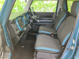 運転席周りは、操作しやすい配置で、直感的に操作できます。シートの素材も肌触りが良く、快適なドライブをサポートします。