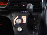 車内を快適に、オートエアコンを装備しています。