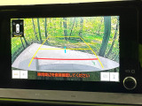 【バックカメラ】駐車時に後方がリアルタイム映像で確認できます。大型商業施設や立体駐車場での駐車時や、夜間のバック時に大活躍!運転スキルに関わらず、今や必須となった装備のひとつです!