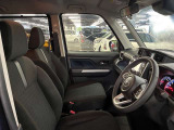 運転席の画像です。足元やシートまわりに余裕があり、リラックスした姿勢で運転が可能です。視界も良好で操作系へのアクセスもしやすく、快適で安心感のあるドライブをサポートします。