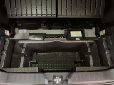 リヤには「いざ」という時のための工具が装備しております。ジャッキ・ナットレンチ・タイヤパンク修理キット・ミニコンプレッサーなどのお助けキットです。