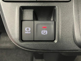 【電動パーキングブレーキ+オートブレーキホールド機能】 指先だけで簡単に操作が可能なパーキングブレーキ、スイッチを押すとブレーキペダルから足を離してもブレーキを保持できるオートブレーキホールド搭載
