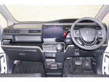 操作性に優れた運転席となります!小物入れや各ボタンの配置にこだわり、使いやすいです!座り心地もよく視認性も良好なのでロングドライブもお任せ下さい!