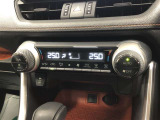 【左右独立温度コントロールフルオートエアコン】運転席・助手席それぞれで温度調整が可能です。設定した温度に自動的に保ってくれる制御が付いているので、いつでも快適に過ごせます。