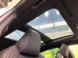 【調光パノラマルーフ】車内の解放感が一気に上がる大型パノラマルーフに調光機能がプラス!日差しが強い時、シェードを閉めなくてもガラスの透明度を調整することで心地よい明るさに♪