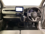 車内は光触媒抗菌消臭施工済です。スタイリッシュなデザインで暖かみのあるインパネ周りを演出します。グローブボックスやカップホルダーのほかにトレーなどたくさんの収納スペースが装備されています。