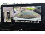 アラウンドビューモニターです。4つのカメラからの映像を合成・処理することで空から見下ろすような視点で周囲を確認でき、駐車時のクルマの位置確認がスムーズになります。