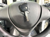 【キーレス】少し離れた場所からでもボタン一つでドアの開錠・施錠ができるのでとっても便利!ドアの鍵穴周りに傷をつけることもありません♪