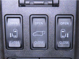 両側電動スライドドアを装備しております。