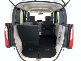 バックドアを上げた状態です。シートのアレンジ次第で荷室のスペースが変わります!用途に合わせて快適な室内を?