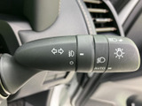 操作しやすいウインカーレバーで、安全な車線変更をサポートします。直感的な操作で、スムーズな運転をアシストします。