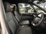 運転席の画像です。足元やシートまわりに余裕があり、リラックスした姿勢で運転が可能です。視界も良好で操作系へのアクセスもしやすく、快適で安心感のあるドライブをサポートします。