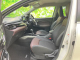 運転席からの視界は広く、運転操作もスムーズに行えます。洗練されたインテリアは、ドライバーを快適にサポートします。快適な運転空間です。