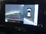 【パノラミックビュー】・・・車両の前後左右に搭載した4つのカメラにより、クルマを真上から見ているような映像を表示。運転席から確認しにくい車両周囲の状況を把握できます。