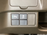 VSA装備車です。VSAはドライバーの操作と車の動きを見守っています。もし車の挙動が乱れたとき、4輪別々にブレーキをかけたり、エンジンパワーをしぼることによって車を安定させます。