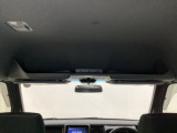 ルームミラー付近の天井にオプション装備のルーフコンソールがついています。ティシュや伝票など、よく使うアイテムをスマートの収納できます。