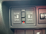 両側電動スライドドアです。リモコンや運転席スイッチ、ドアハンドルの操作で自動開閉。お子さまを抱きかかえている時や荷物の多い時などに便利です。